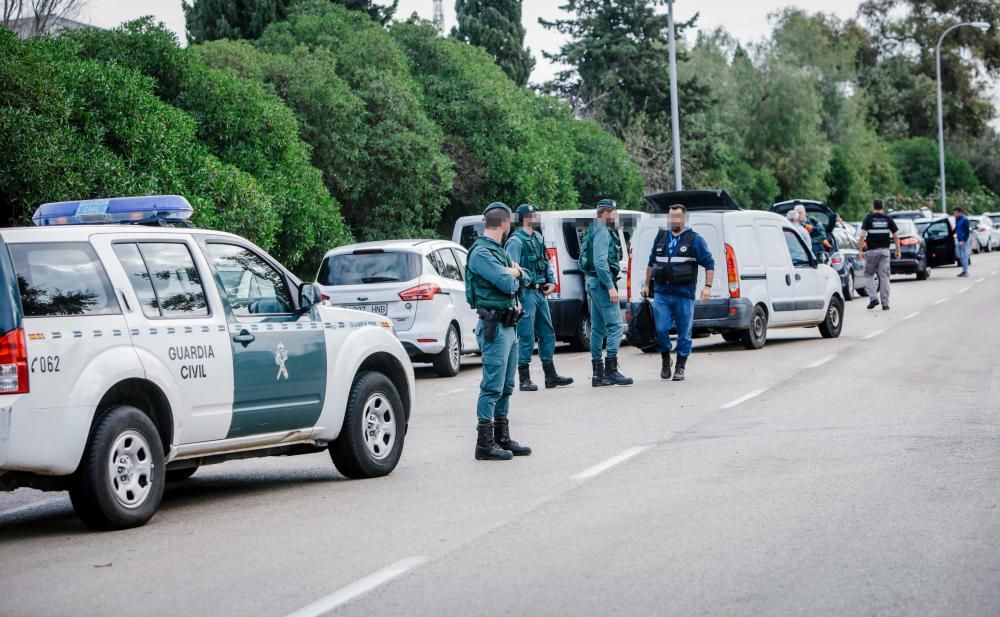 La Guardia Civil inspecciona una chabola en Son Rossinyol por el crimen de Cala Pi