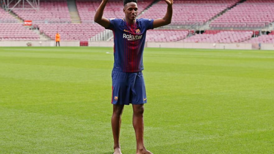 Yerry Mina se presenta descalzo en el Camp Nou