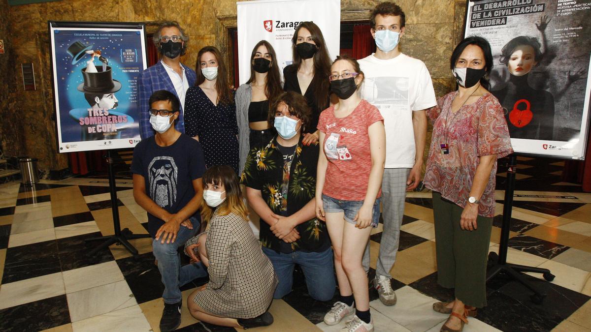 Profesores y alumnos de la Escuela Municipal de Teatro durante la presentación de las obras.