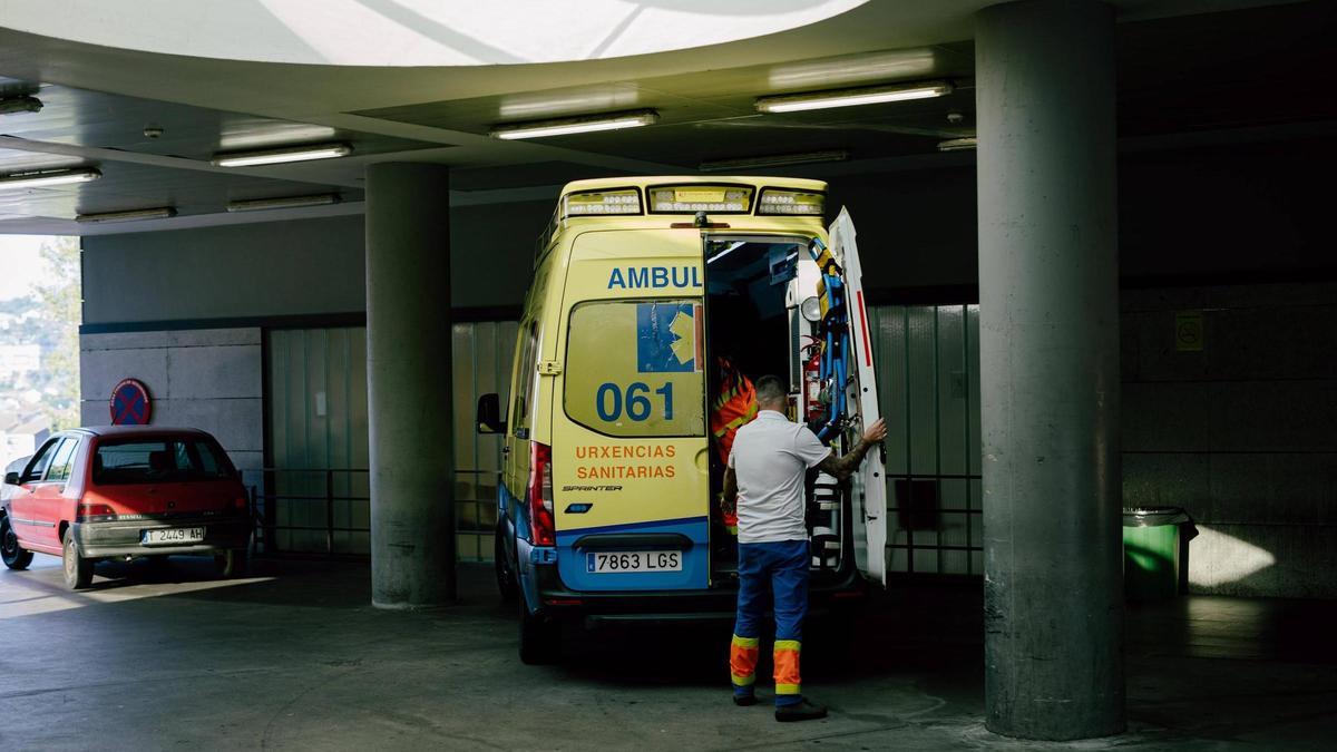 Una ambulancia en la entrada del servicio de Urgencias del CHUO.