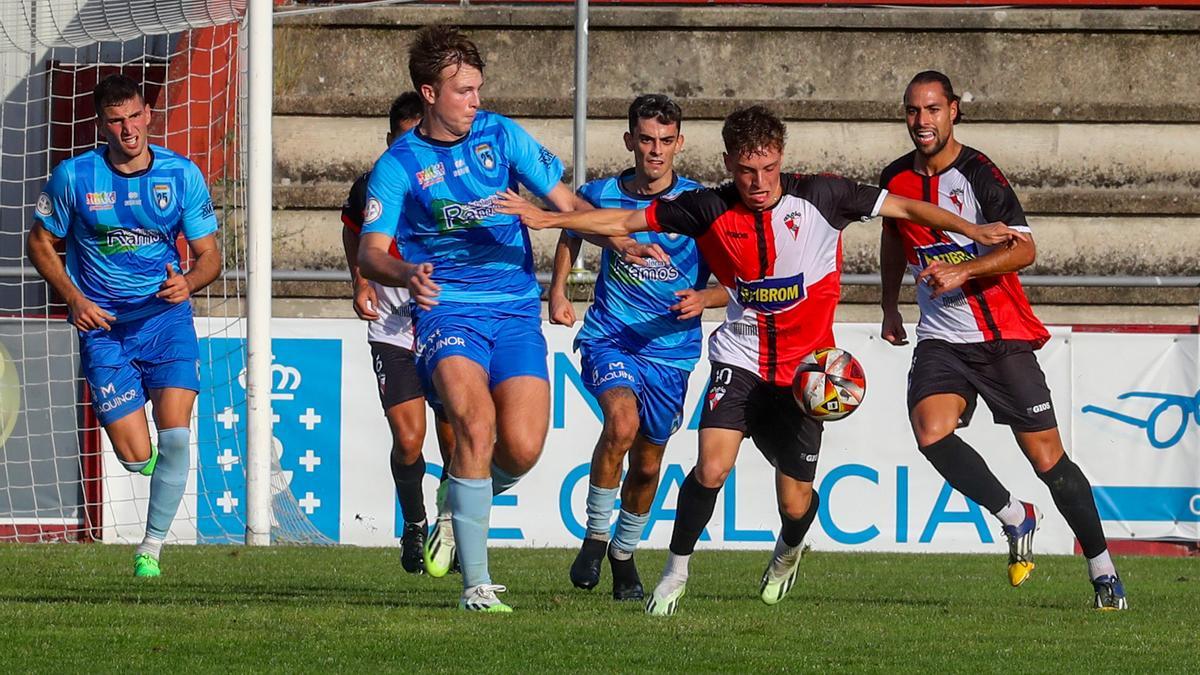 Iñaki Martínez trata de hacerse con el balón ante la presión de un rival.