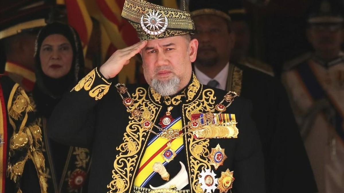 El rey de Malasia que renunció al trono por amor se divorcia a los siete meses