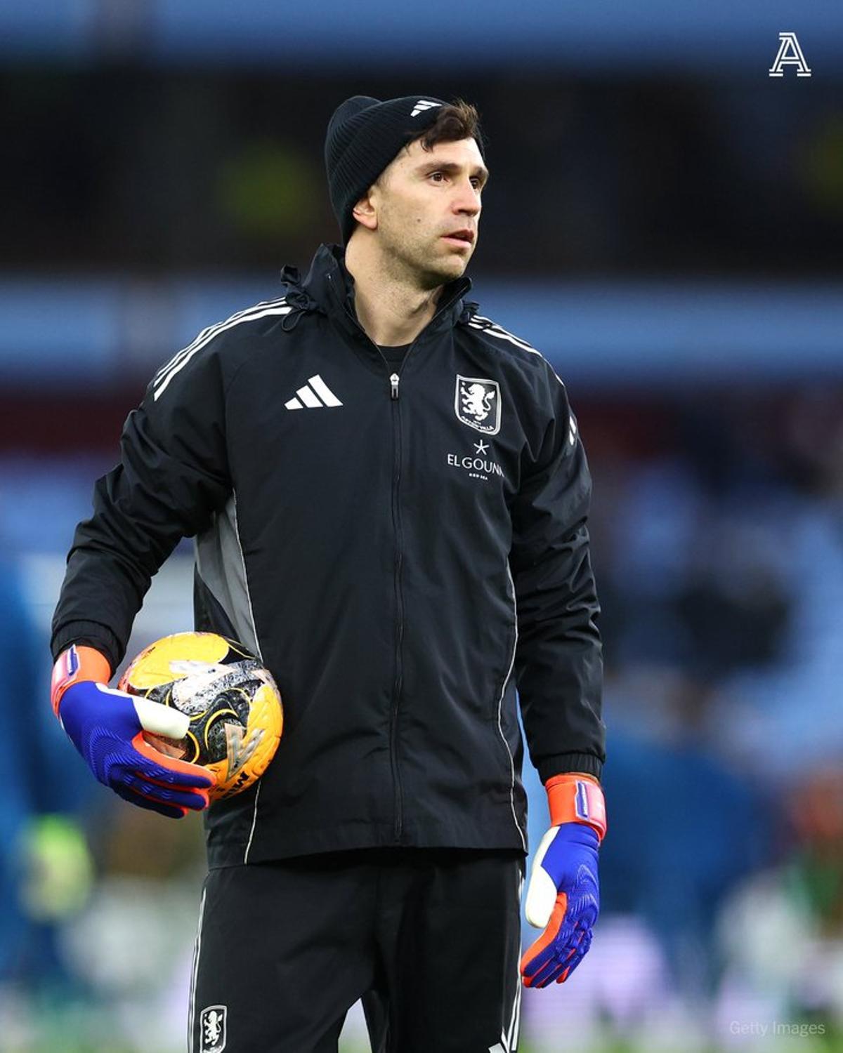 El portero del Aston Villa, Emiliano Martínez, podría ser sancionado por promocionar apuestas.