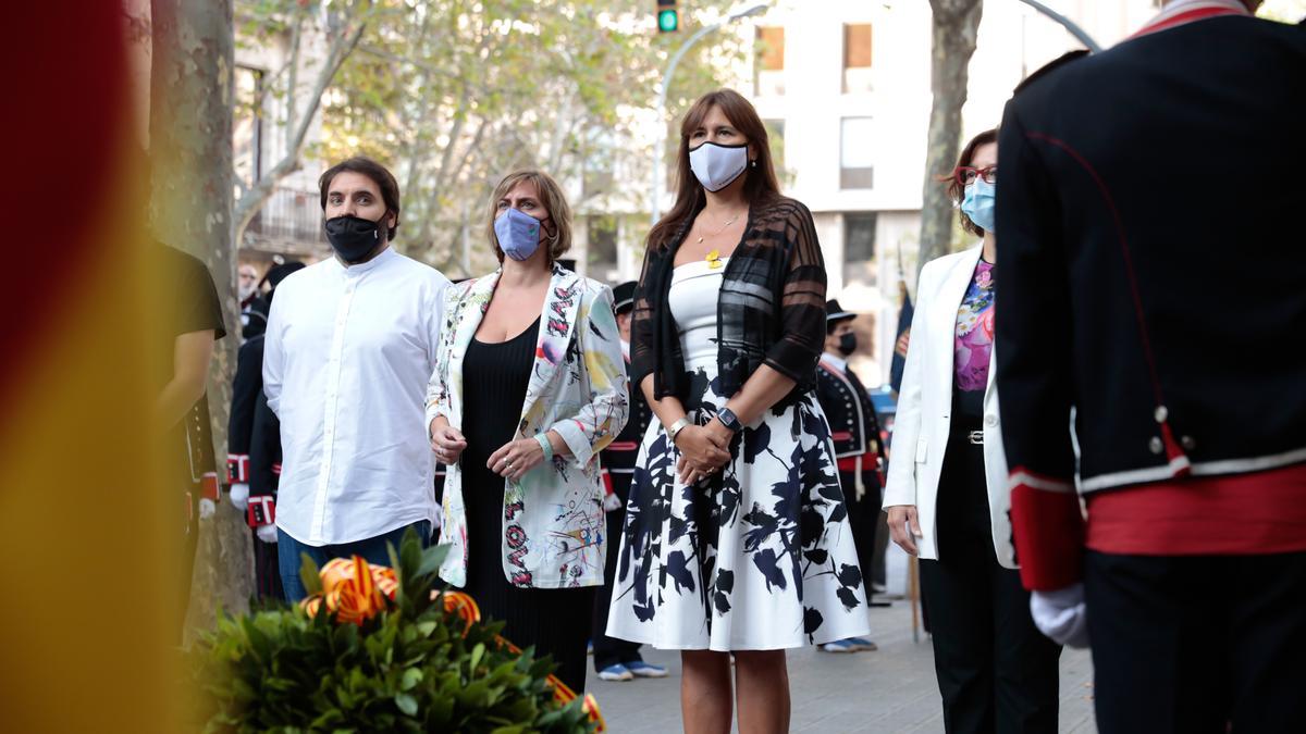 La mesa del Parlament, encapçalada per la presidenta Laura Borràs, durant l&#039;ofrena al monument de Rafael Casanova