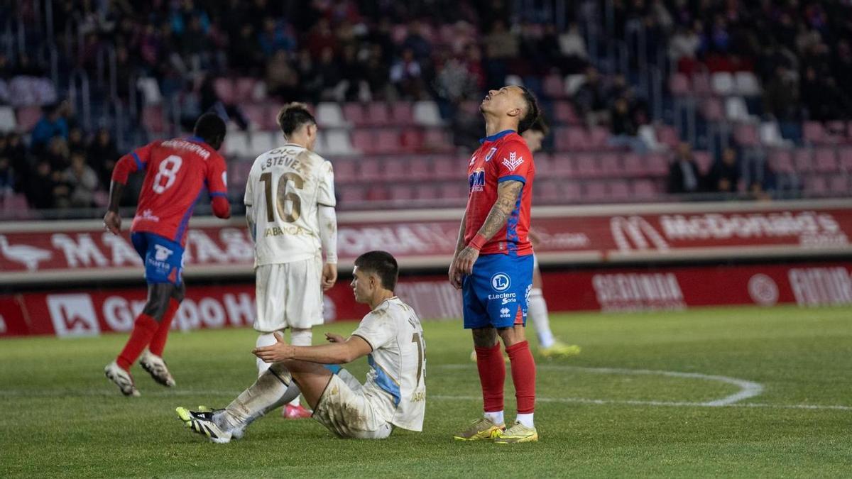 Momento del partido entre el Fabril y el Numancia