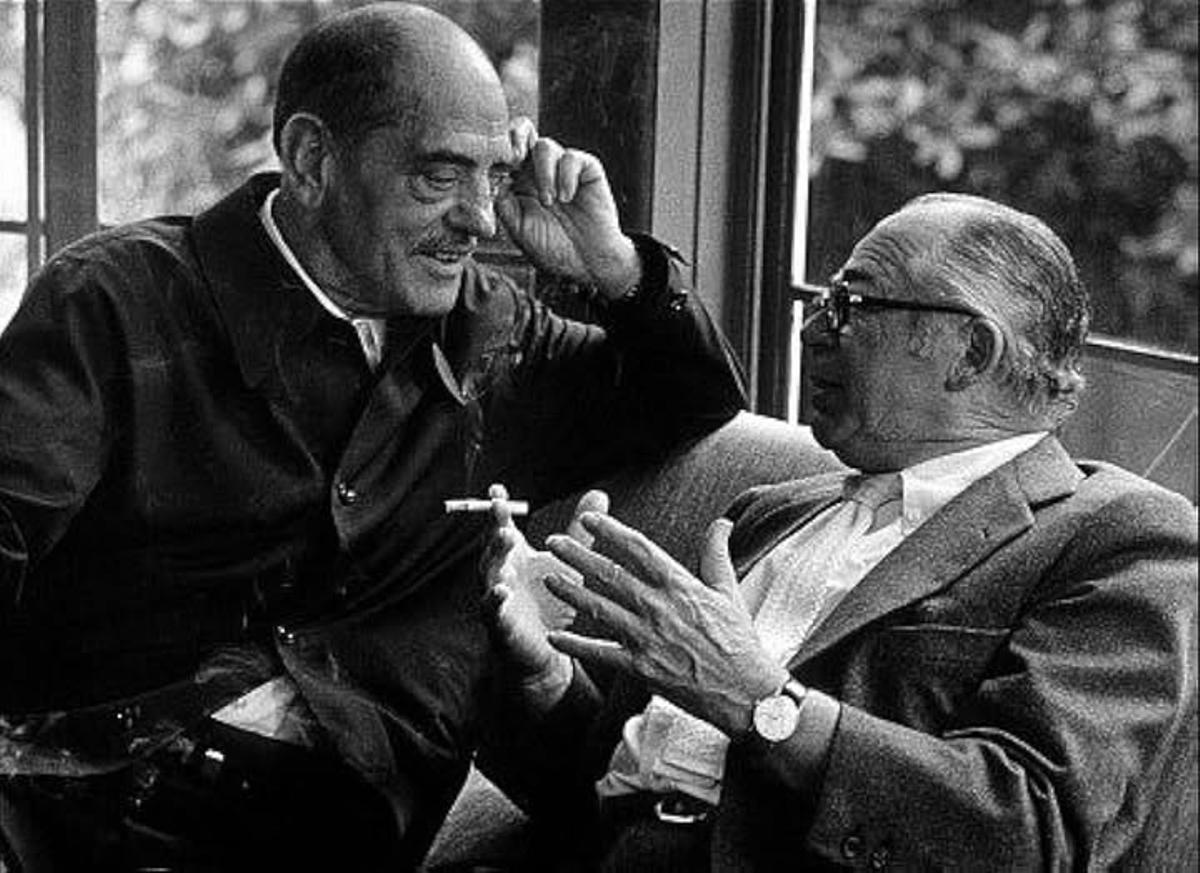 Luis Buñuel dialoga con Billy Wilder en la mítica reunión en casa de George Cukor en noviembre de 1972.