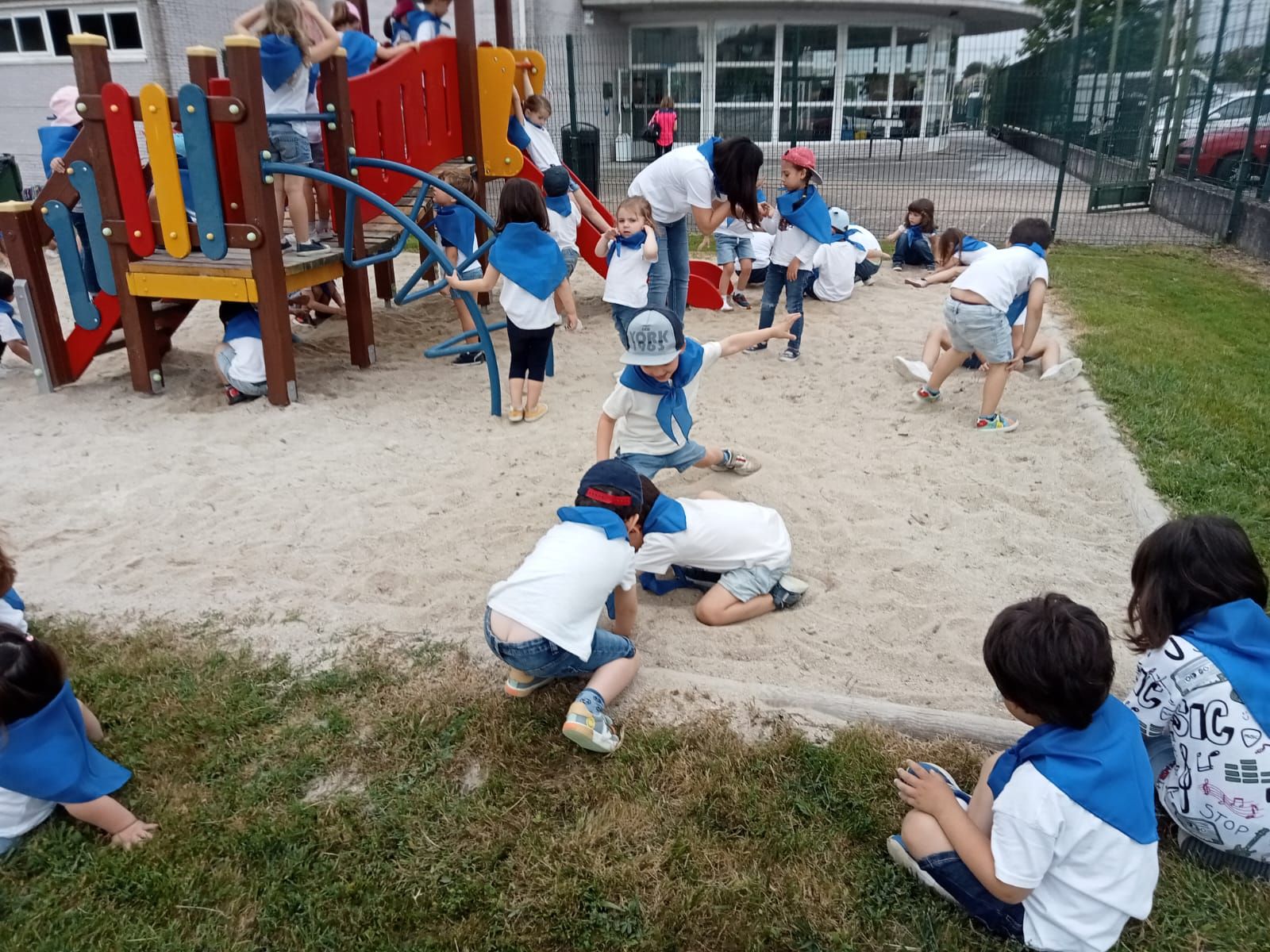 Los niños de la Pola ensayan para el Carmín: así ha sido la romería de la Escuela Peña Careses