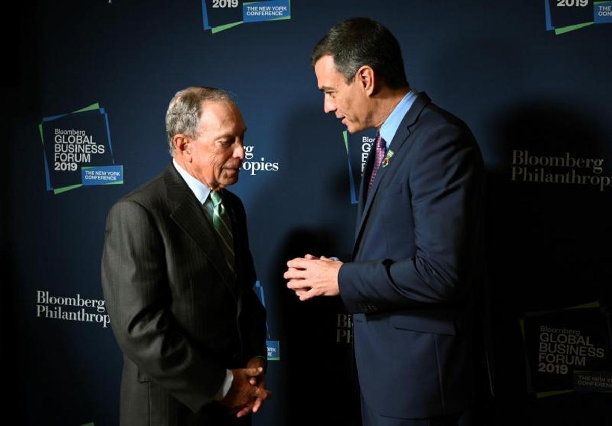 El presidente del Gobierno, Pedro Sánchez, conversa con Michael Bloomberg, durante el foro impulsado por el empresario el 25 de septiembre de 2019 en Nueva York.