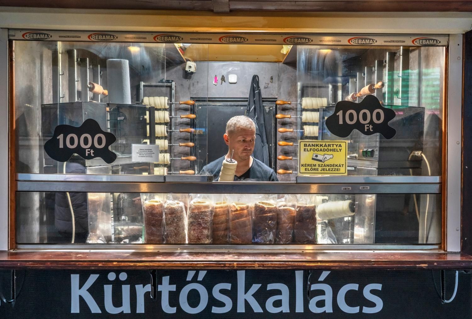 Venta de kürtőskalács, pastel húngaro, frente a la estacion central de tren.