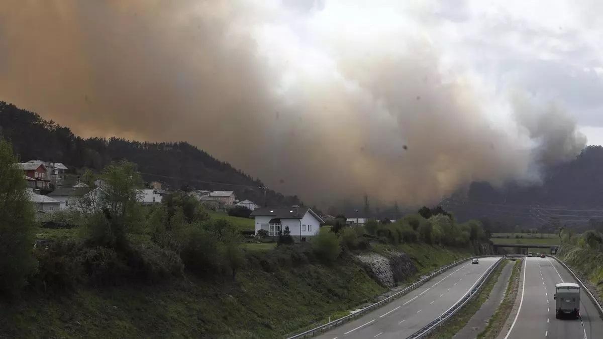 El gran incendio de Valdés en una imagen tomada desde la Autovía.