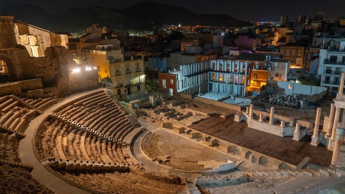 Imagen nocturna del Teatro Romano de Cartagena, que este verano se podrá visitar por la noche.