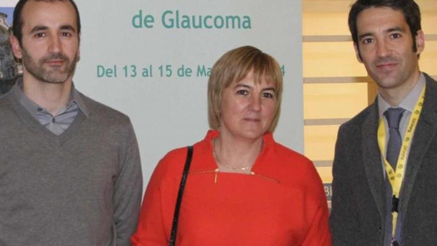 Vecino, flanqueada por los médicos Haritz Urkola y  Sergio Pinar.