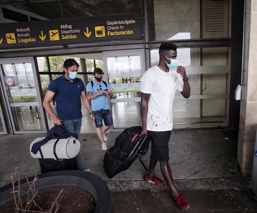 Llegada de los nuevos futbolistas blanquiazules al aeropuerto Tenerife Norte.