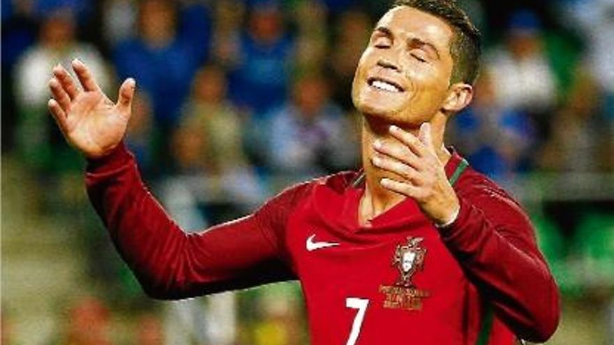 Cristiano Ronaldo es lamenta després d&#039;una clara ocasió a la primera part.