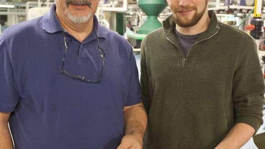 Los investigadores Allen Place y Aaron Watson, de la Universidad de Maryland, muestran el pienso vegetal.