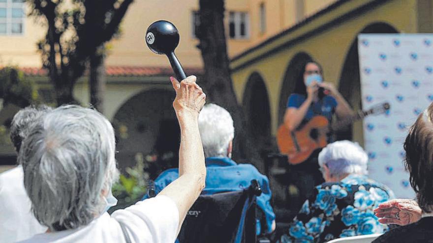 Las residencias de mayores reclaman un protocolo sobre el uso de la mascarilla