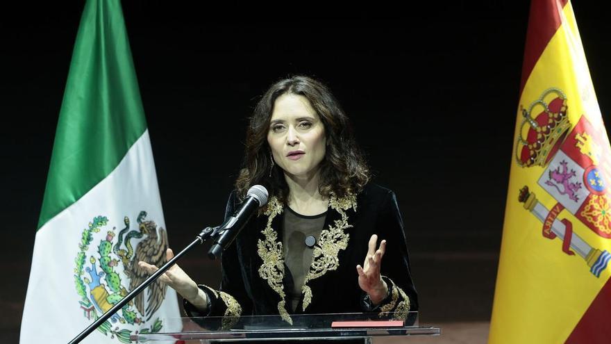 Ayuso desafía la estrategia de acercamiento a México del Rey y el Gobierno: 
