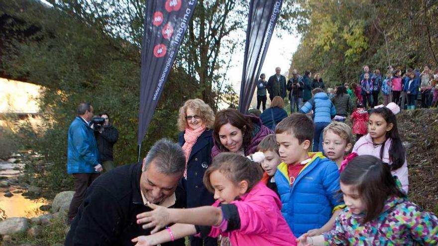 Alumnos del CRA Alto Nalón soltaron 5.000 alevines al río Nalón y sus afluentes