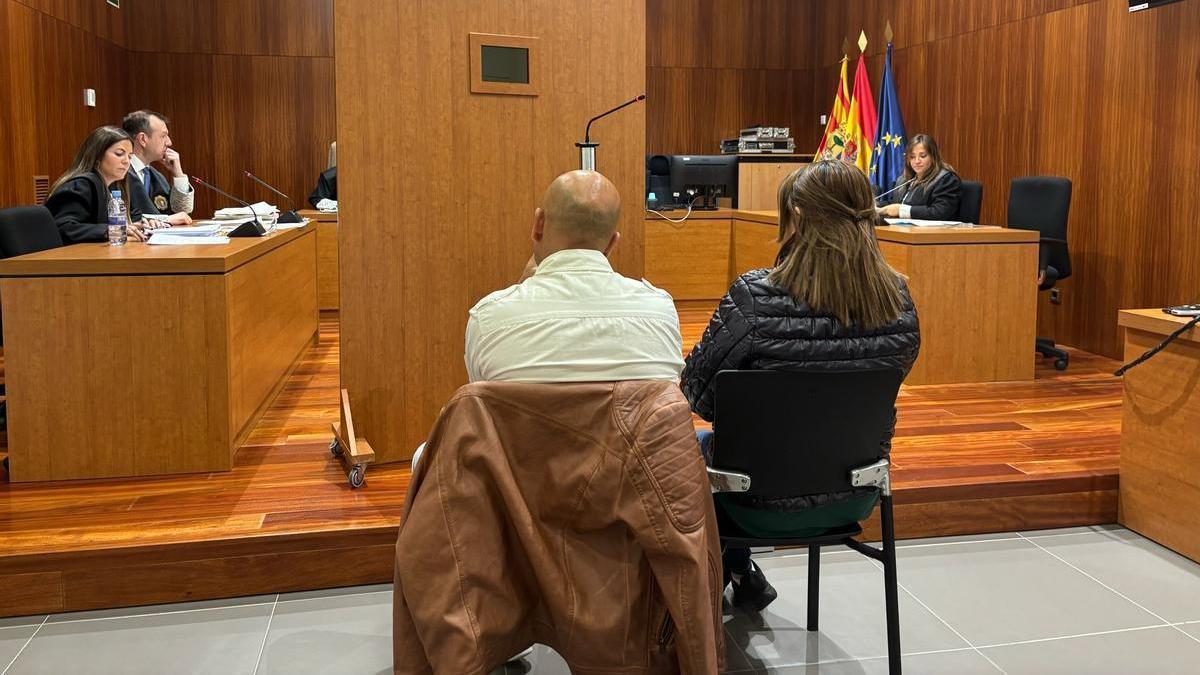 A la izquierda, Robert Rodrigo Armijos, y a la derecha, Lucidalia García Aguilar, en el juicio celebrado el 14 de abril en la Audiencia Provincial de Zaragoza.