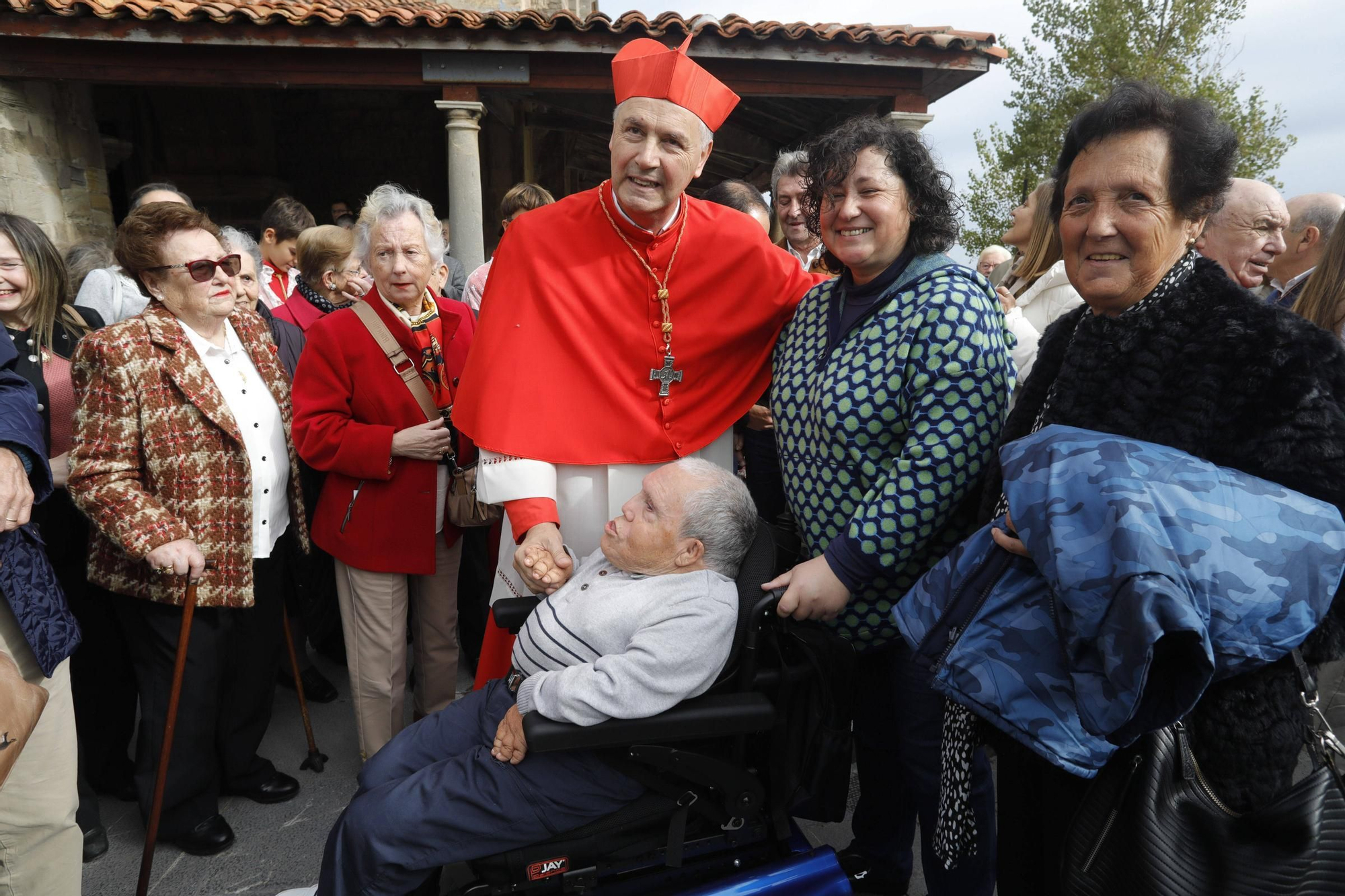 El cardenal Ángel Fernández Artime oficia la primera misa cardenalicia de Gozón en el día de Todos los Santos en la parroquia de Santa María de Luanco