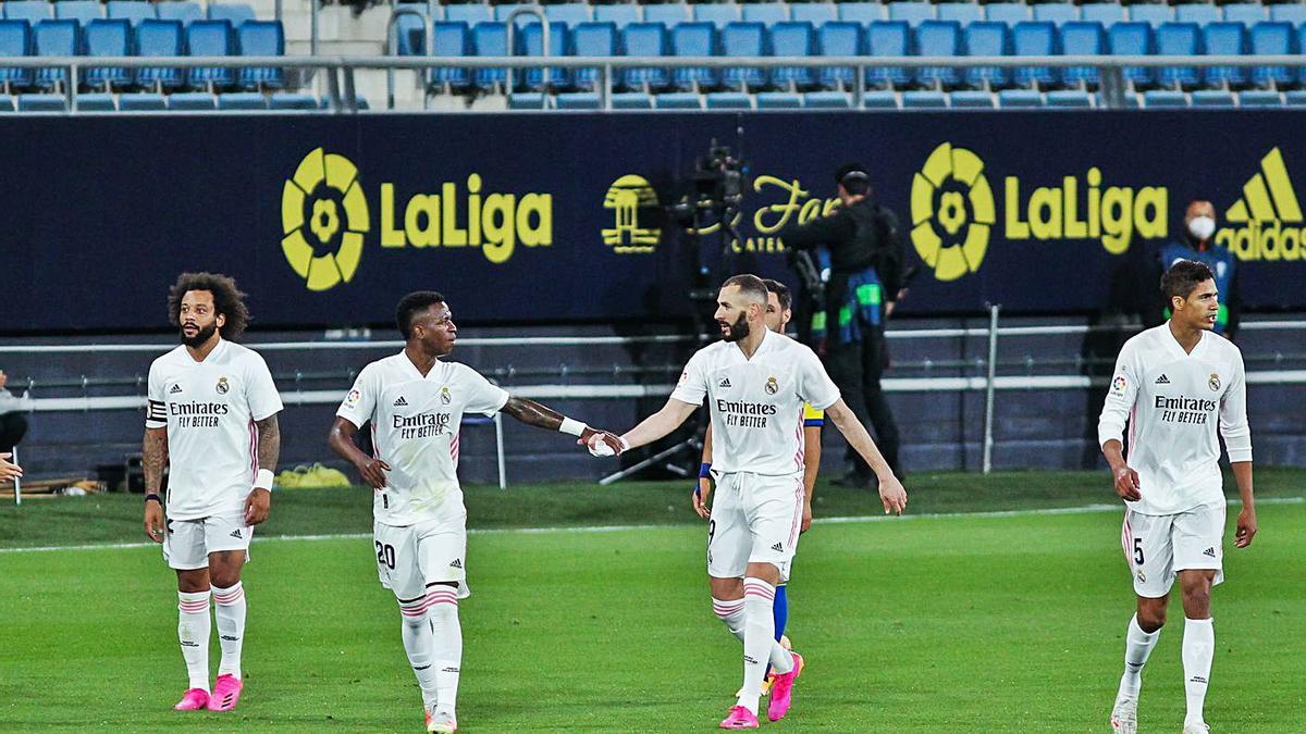 Marcelo, Vinicius, Benzema y Varane, tras uno de los goles. |  // EFE