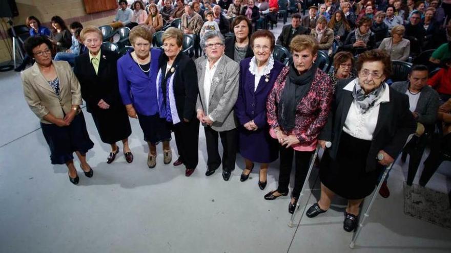 Las mujeres homenajeadas, posando ayer momentos antes del acto institucional en Santiago de Ambiedes.