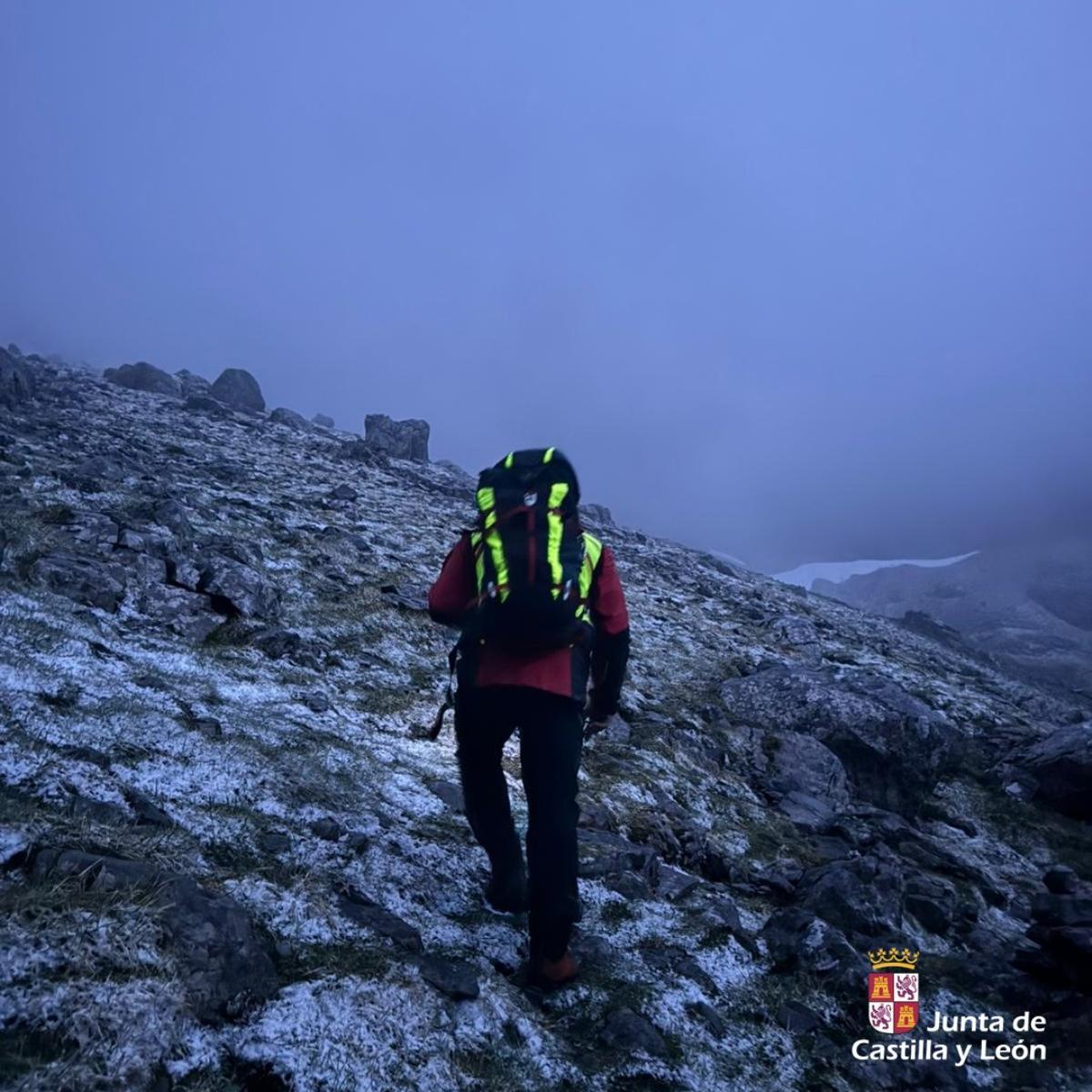 Un rescatador durante la búsqueda.