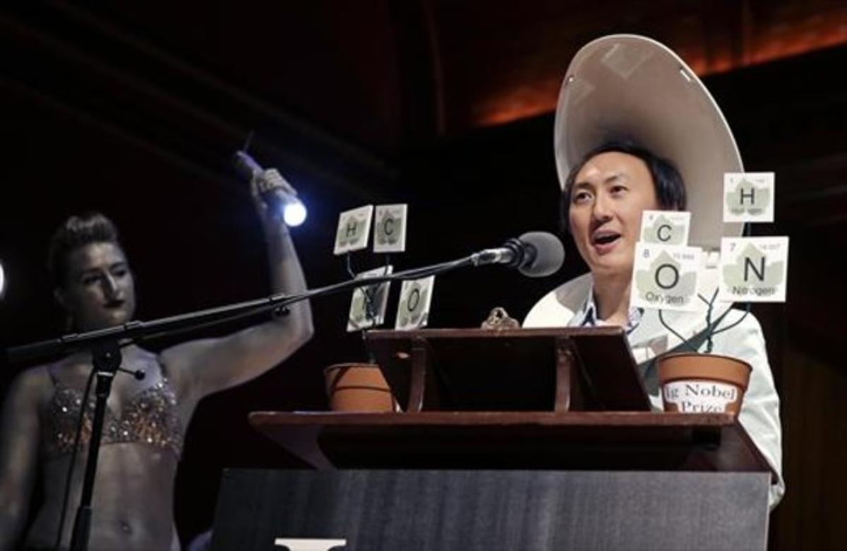 Tassa de vàter 8 David Hu, autor del treball sobre el temps que dura la micció, als IG Nobel, dijous. Tassa de vàter 8 David Hu, autor del treball sobre el temps que dura la micció, als IG Nobel, dijous.