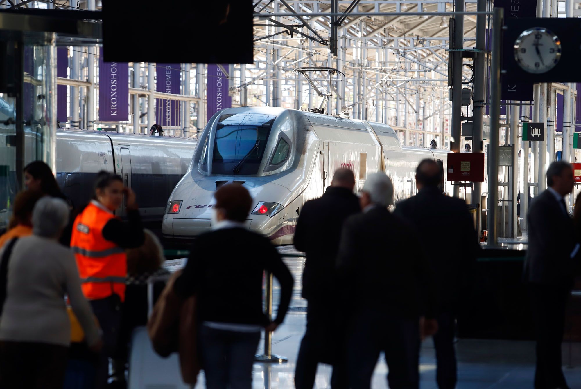 Viajeros del AVE en la estación Málaga María Zambrano, el 23 de diciembre.