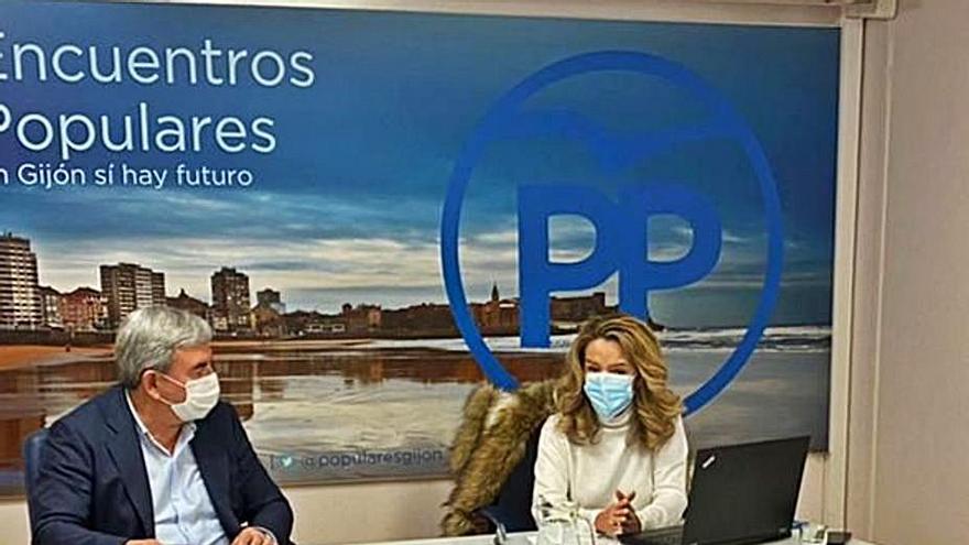 Mariano Marín y Teresa Mallada, en la sede del PP de Gijón.