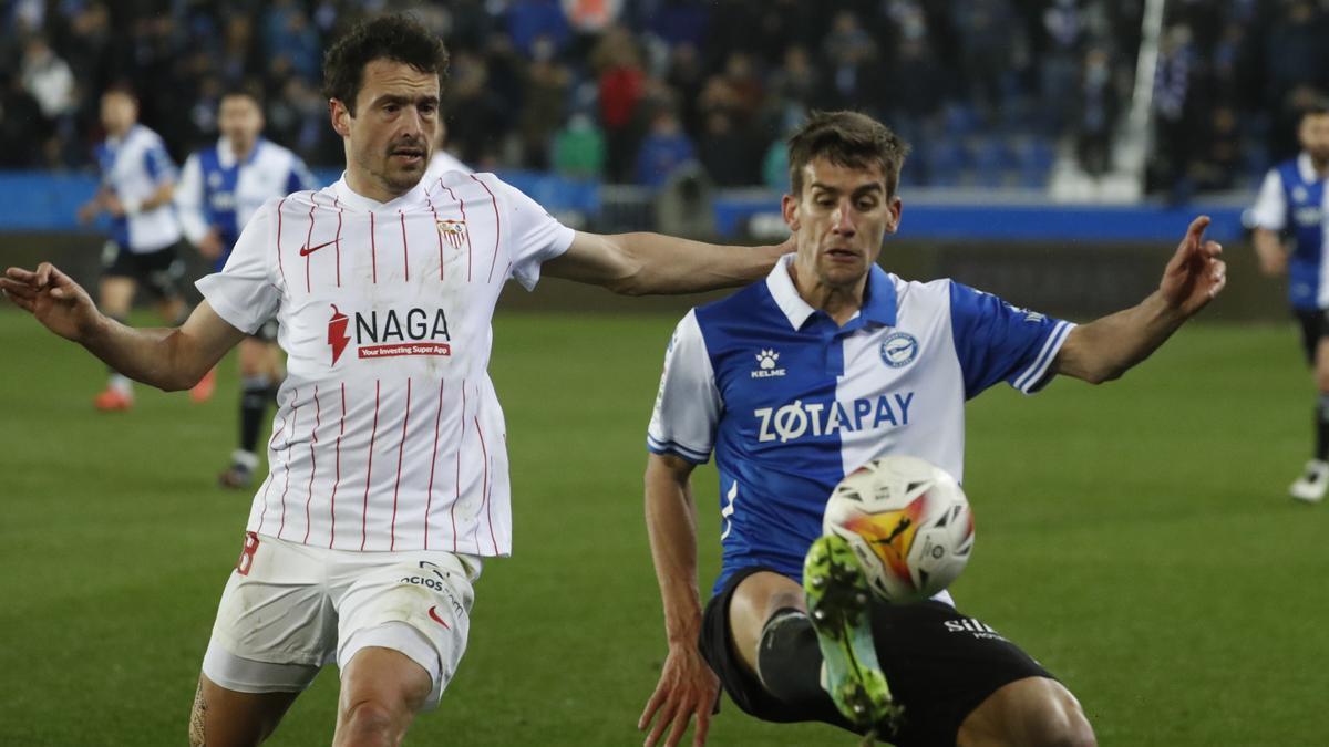 Un momento del partido entre el Alavés y el Sevilla.