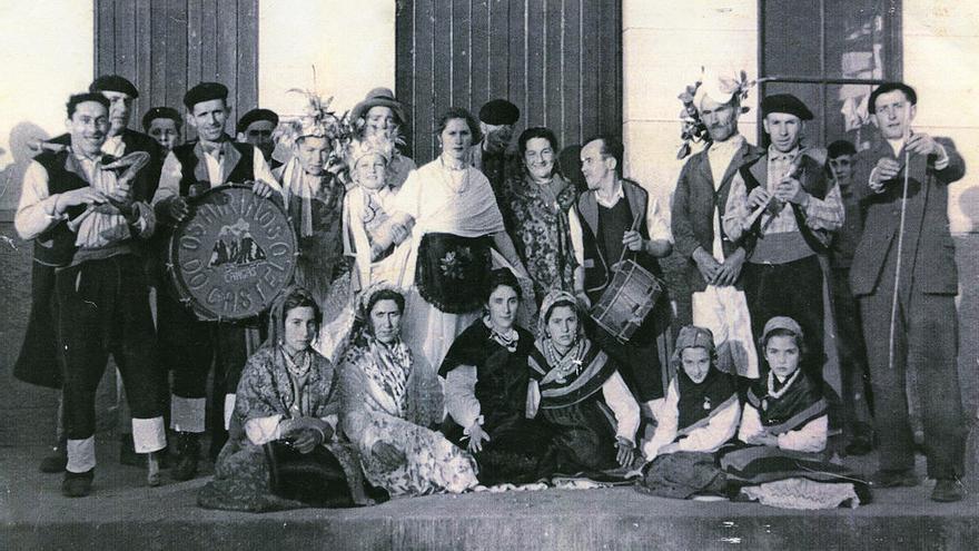 Florentino, o neto do Choqueiro de Cangas co grupo Airiños do Castelo. 1965.