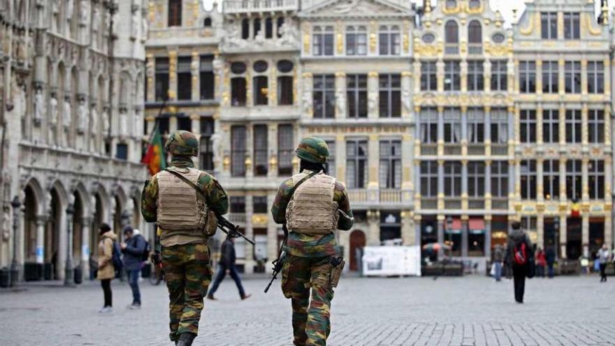 Soldados patrullan la Grand Place de Bruselas tras los atentados. // EPI