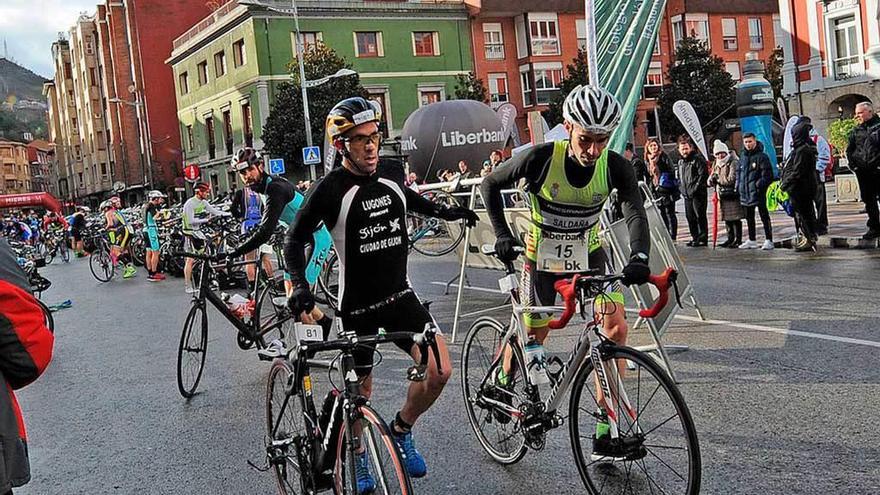 Participantes en la transición a la carrera en bicicleta.