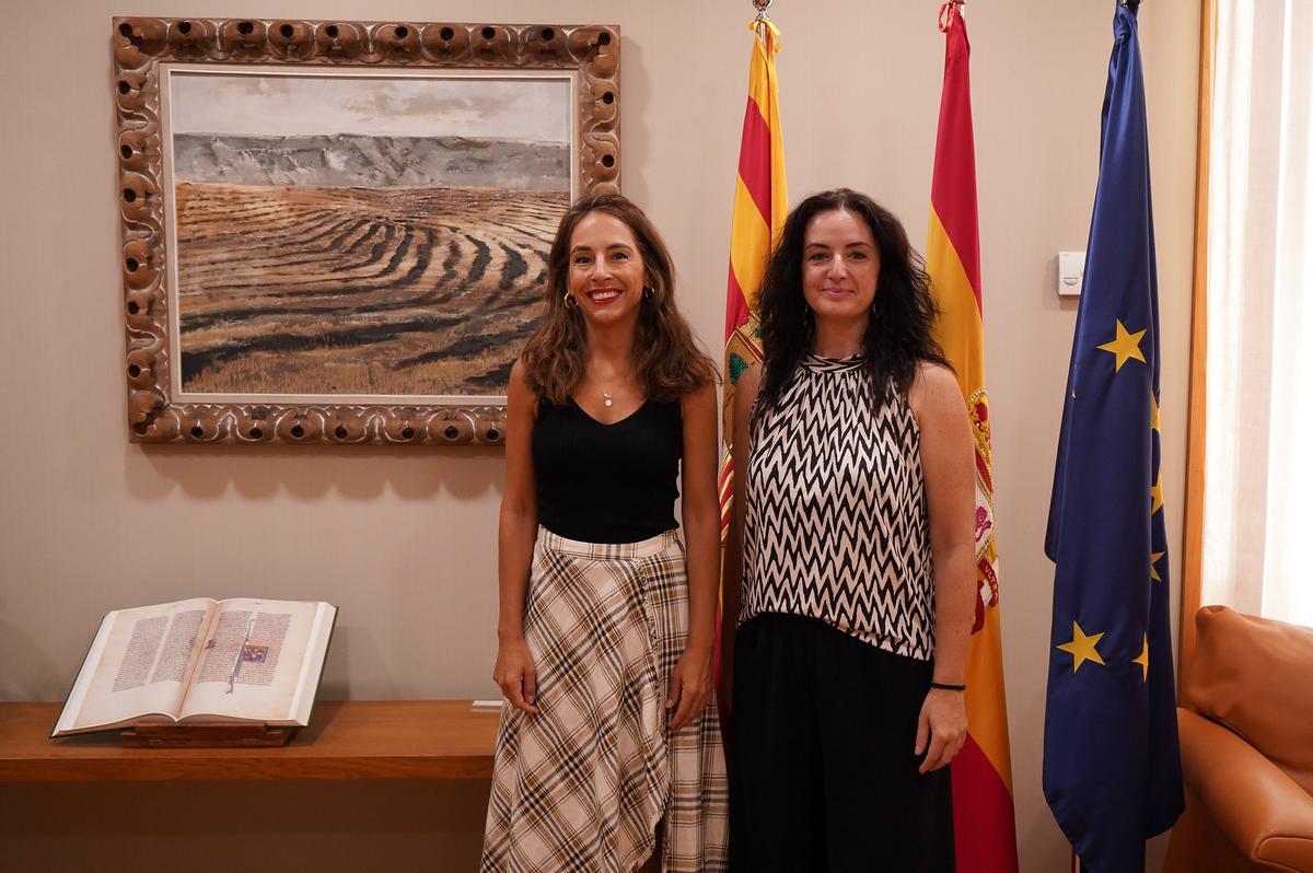 La presidenta de las Cortes, María Navarro, con la portavoz de IU, Marta Abengochea.