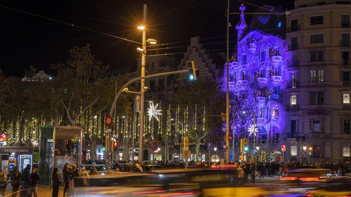 El centro de Barcelona abarrotado de gente bajo las luces de decoración de la Navidad.