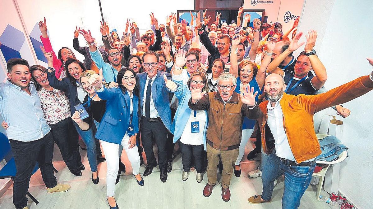 Santiago Cabello, junto a los integrantes de la candidatura y militantes, anoche tras conocer el resultado.