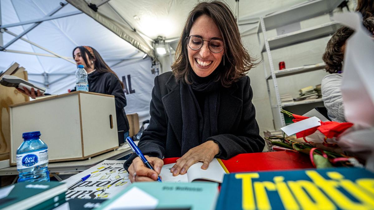 Eva Baltasar firmando en la parada de La Central este Sant Jordi.