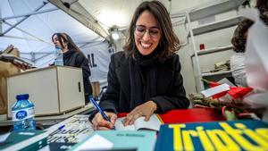 Eva Baltasar firmando en la parada de La Central este Sant Jordi. 