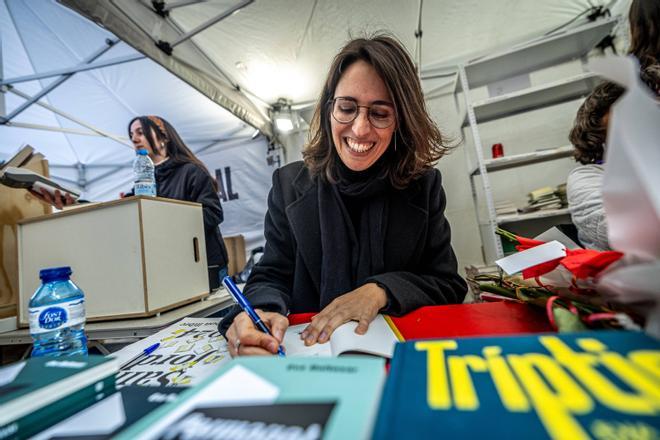 Eva Baltasar firmando en la parada de La Central este Sant Jordi. 