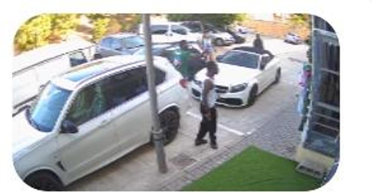 Fotograma de los implicados frente a la casa del vecino que les llamó la atención.