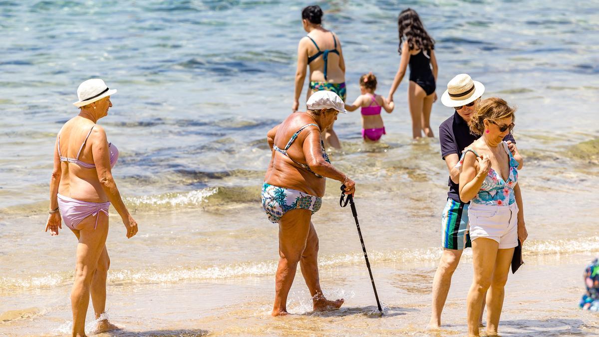 Mayores en una playa de Benidorm este verano.