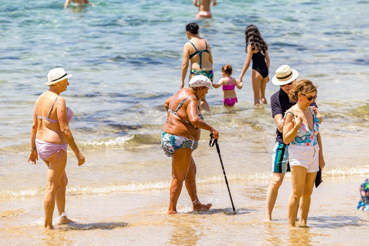 Mayores en una playa de Benidorm este verano.