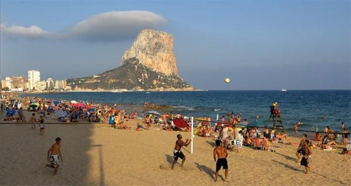 Playa del Arenal con el Peñón de Ifach al fondo, en Calpe.