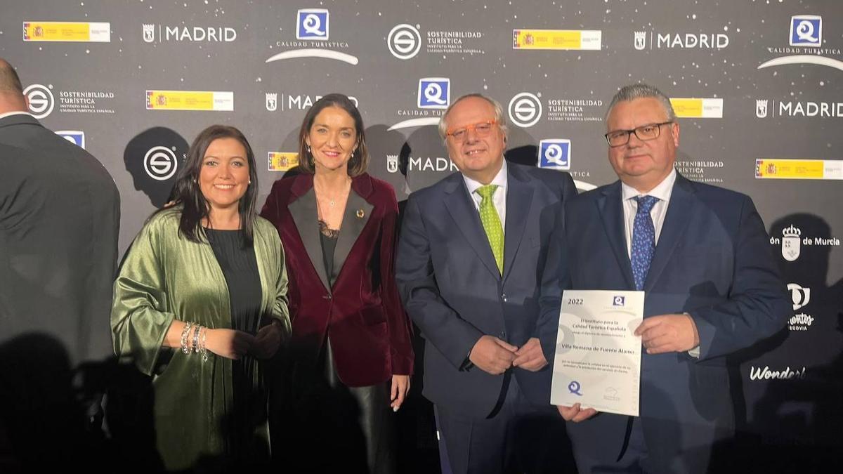 Ana Carrillo, Reyes Maroto, Miguel Mirones y Esteban Morales, tras recibir el distintivo.