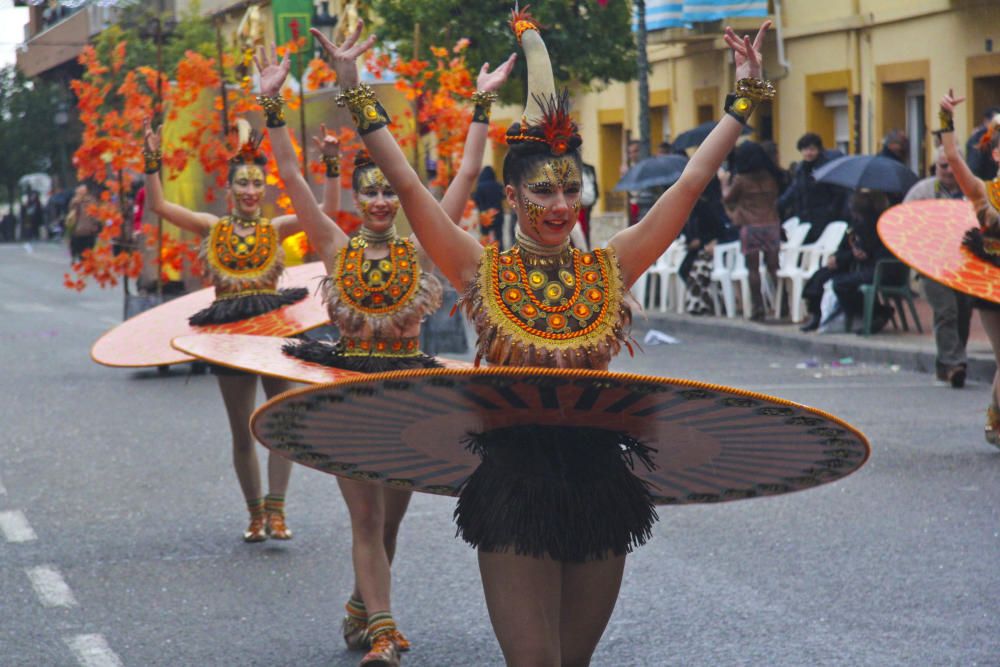 Moros y Cristianos desfilan en Onil entre la lluvia