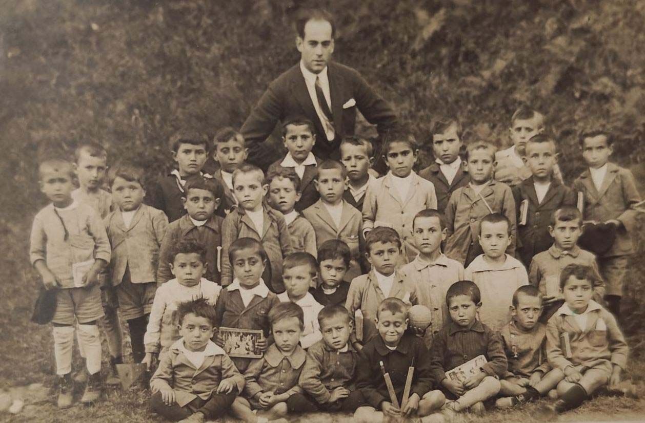 Víctor Trabazo Serapio y sus alumnos.