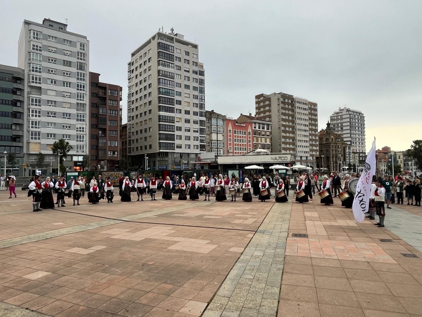 La Fiesta de la Música llena de gaitas y folklore las calles de Gijón (en imágenes)