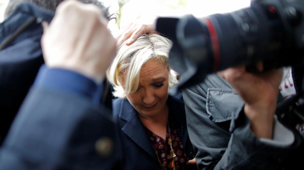 Llancen ous a Marine Le Pen, en campanya al nord de França.