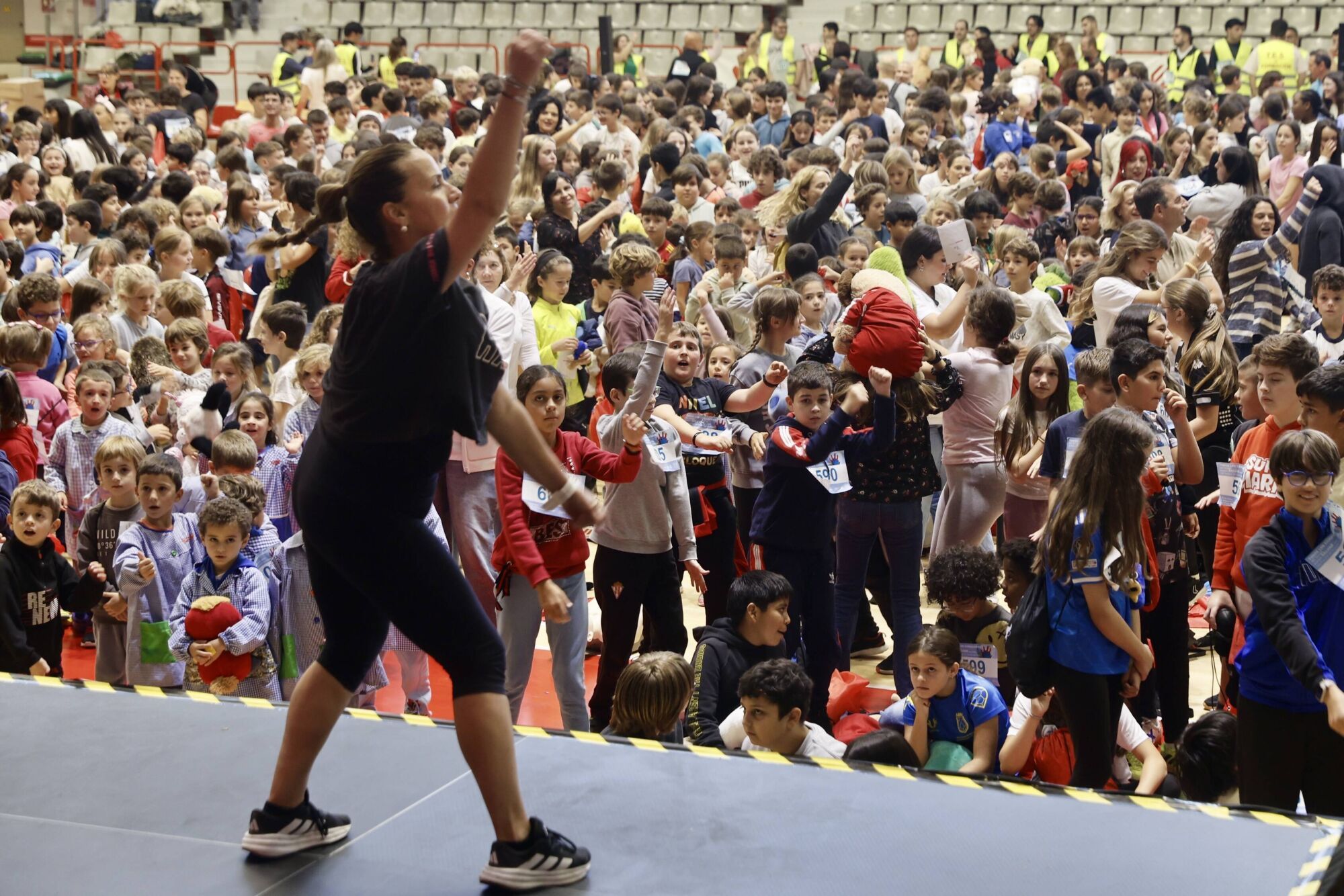 Récord de RCP simultáneo en el Palacio de Deportes. Participan centros escolares de Gijón. Pañeda